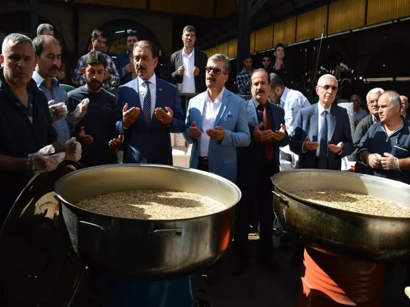 Bakırcılar Çarşısında Aşure ikramı yapıldı
